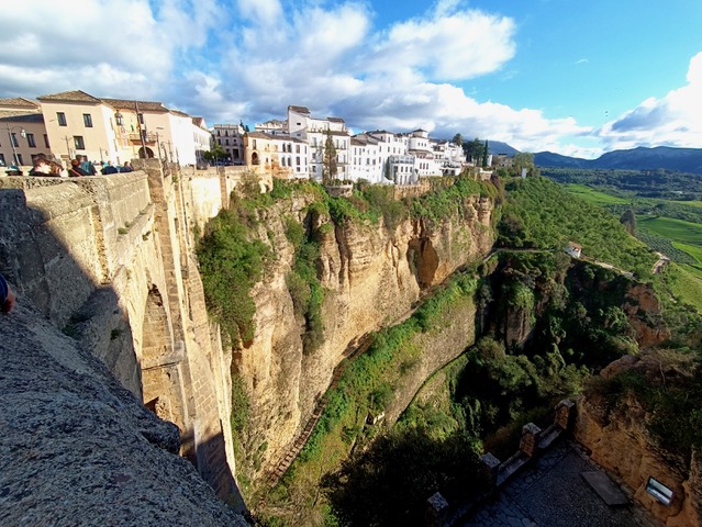 The new trail seen from the Puente Nuevo bridge. Photo © Karethe Linaae